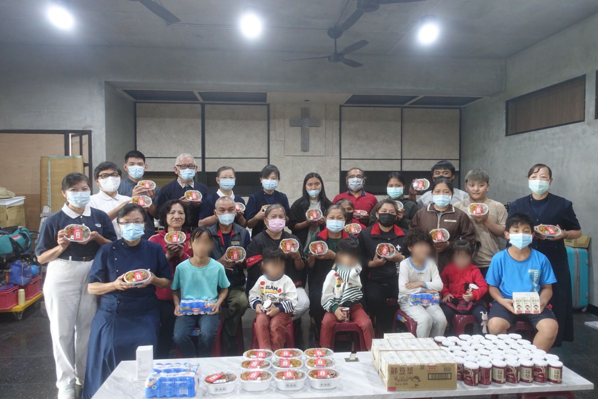 ▲彰化慈濟志工帶著額溫槍、福慧珍粥、養樂多、美味蔬食餐盒等，來到彰化瑪撒露教會，推廣茹素防疫的新觀念喜。（圖／記者陳雅芳攝，2020.04.25）