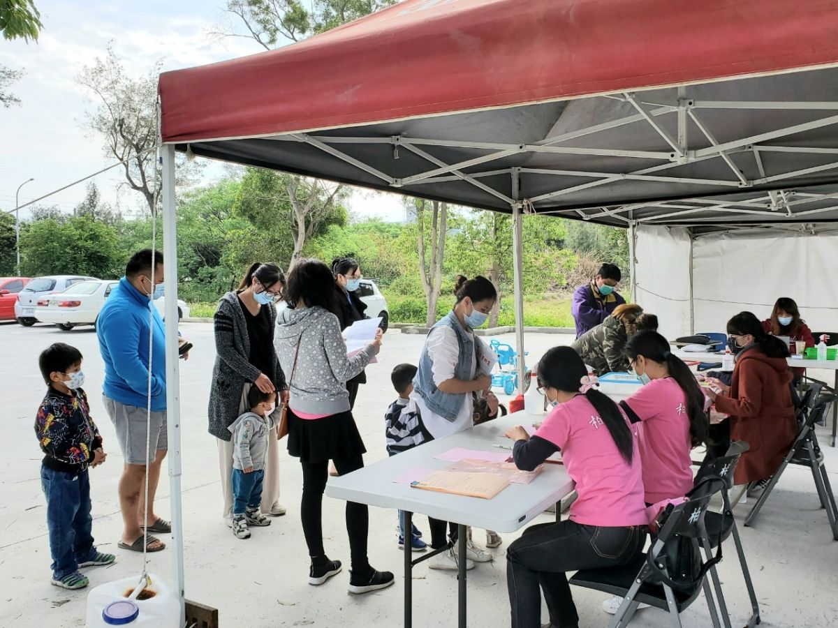 ▲柏村國小舉辦幼兒園新生報到，新開設的兩歲幼幼班，擠滿報到人潮。（圖／柏村國小提供）