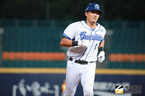 ▲富邦悍將林哲瑄九局上滿壘時代打建功，鎖定陳冠偉首球擊出左外野射牆二壘安打，率隊一舉逆轉比分，終場富邦悍將以5：3擊敗味全龍。（圖／記者葉政勳攝 , 資料照）