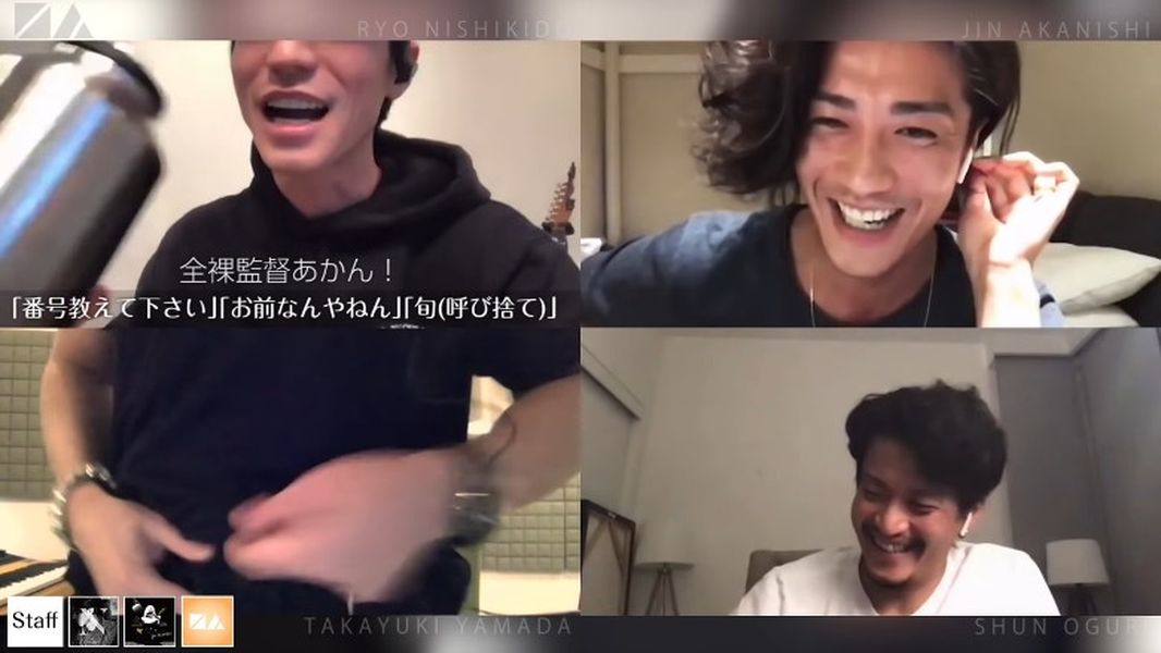 ▲山田孝之（左下）被拱脫褲直播。（圖／翻攝NO GOOD TV）