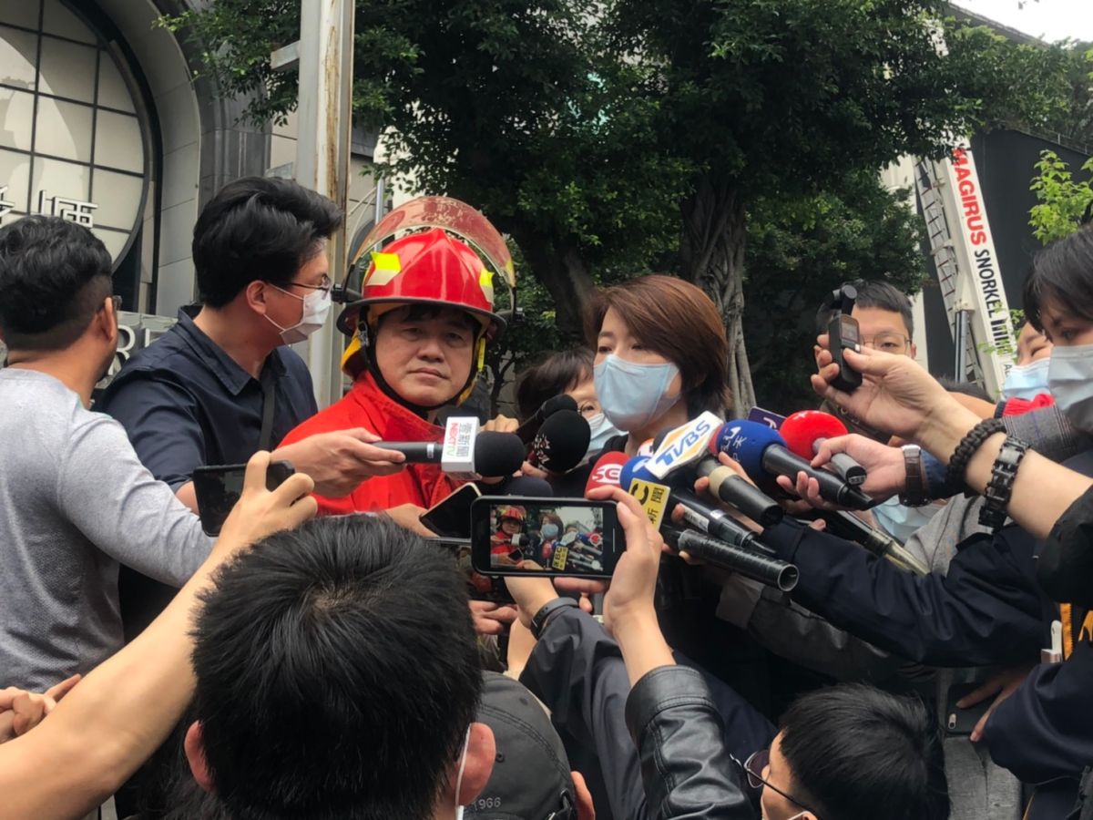 ▲北市林森北路KTV大火，北市副市長與消防局長到達火災現場。（圖／北市府提供, 2020.4.26）