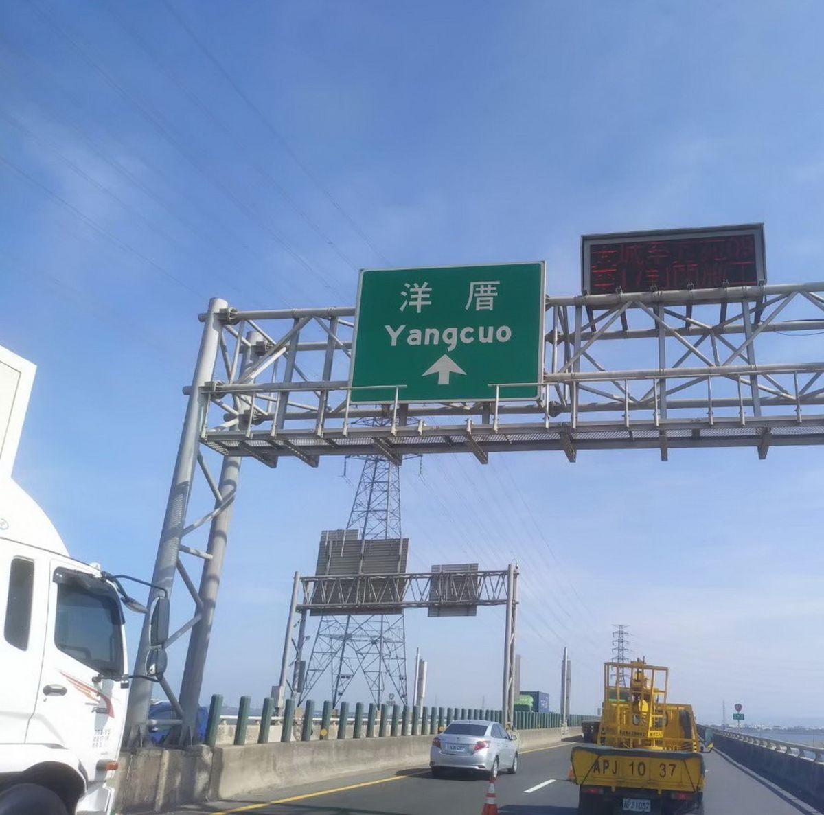 ▲交通部在西濱北上177公里至168.1公里建置區間測速系統，速限90公里。（圖／記者陳雅芳攝，2020.04.26）