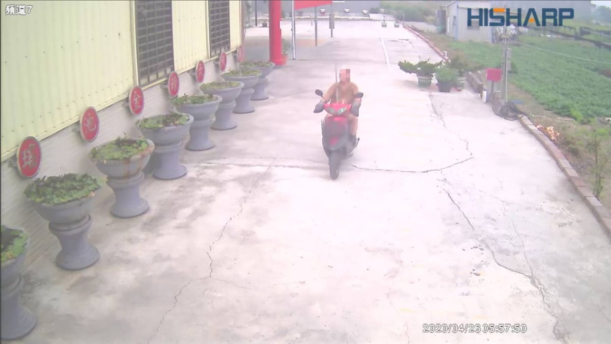 ▲26日清晨，蔡姓老翁載著約5、6尺長的「齊眉」鐵棍，前往佛堂找被害人。（圖／記者陳聖璋翻攝）