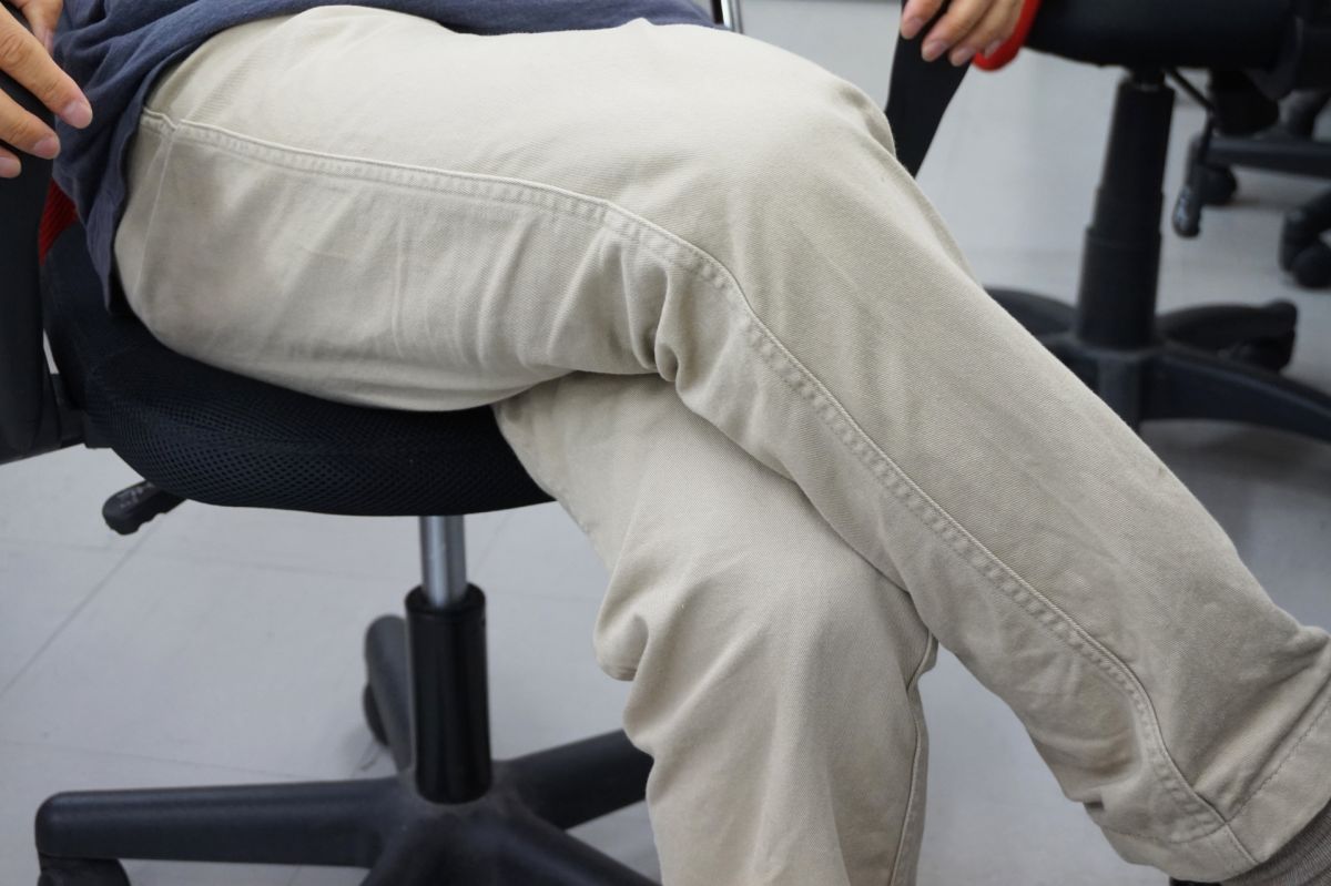 ▲長時間翹腳，姿勢不良，可能危害健康。（示意圖，非當事人／取自photoAC）