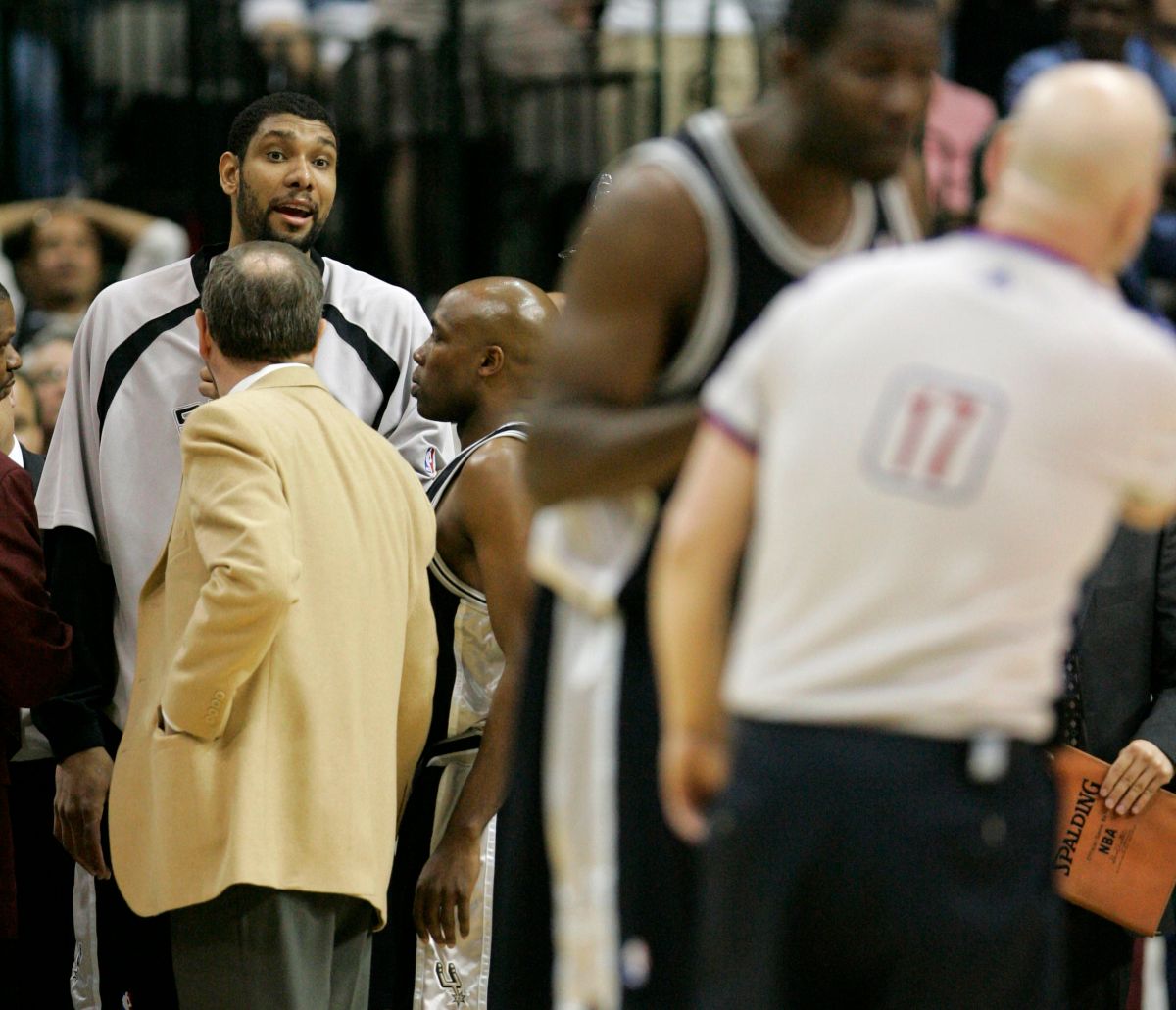 Tim Duncan被裁判Joey Crawford給驅逐出場。（圖／美聯社／達志影像）