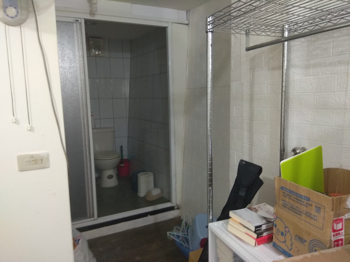 ▲有網友在 PTT 表示，自己最近剛搬家，但在整理時發現，房間內有一個「被封起來的門」，讓他相當好奇「門後到底是什麼？」而畫面曝光，網友全都議論紛紛。不過真相曝光，原來門背後只是「水管通路」。（圖／翻攝自PTT）