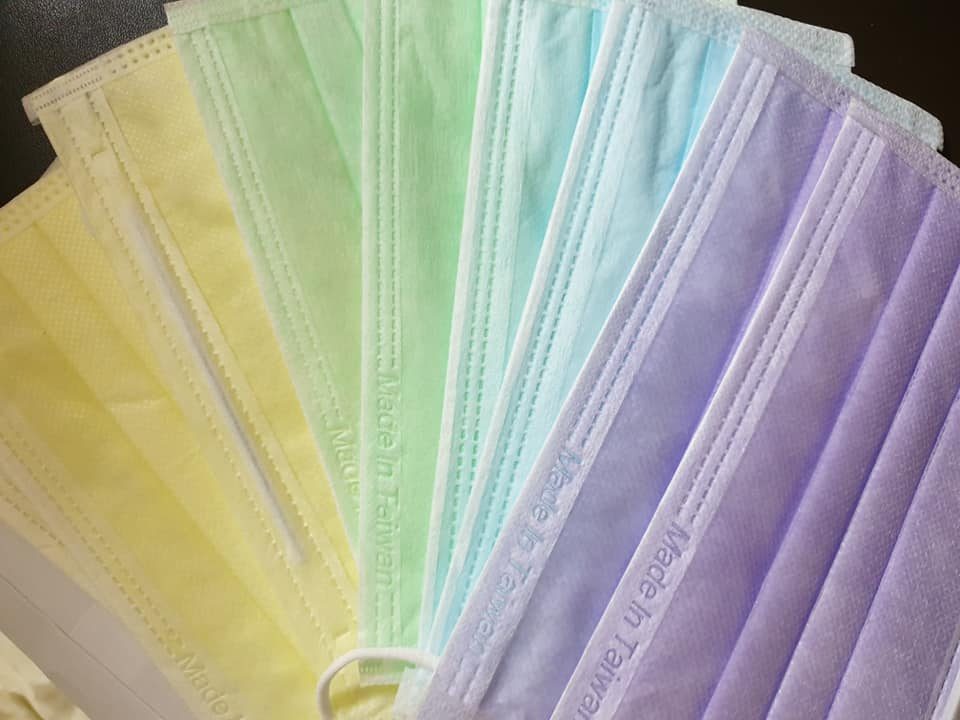 ▲女網友指出，自己跑了兩間藥局，都拿到彩色搭配的口罩。（圖／翻攝口罩 醫療口罩 台灣製造口罩 酒精75% 防疫商品  口罩現貨即時資訊臉書）