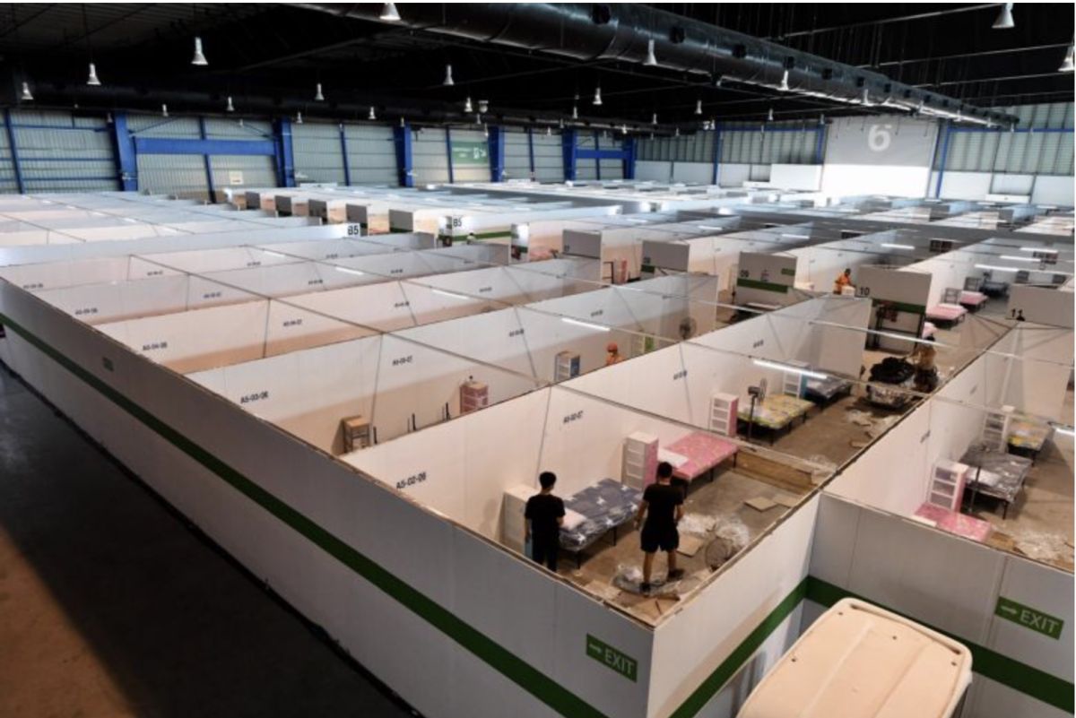 新加坡近期為因應突然爆增的新冠肺炎確診案例，趕緊在展覽館和其他大型室內場合加設病床容納病患。（圖/The Straits Times/ANN)