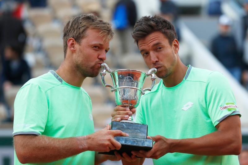 Kevin Krawietz(左)和Andreas Mies奪下法國網球公開賽冠軍。（圖／美聯社／達志影像）