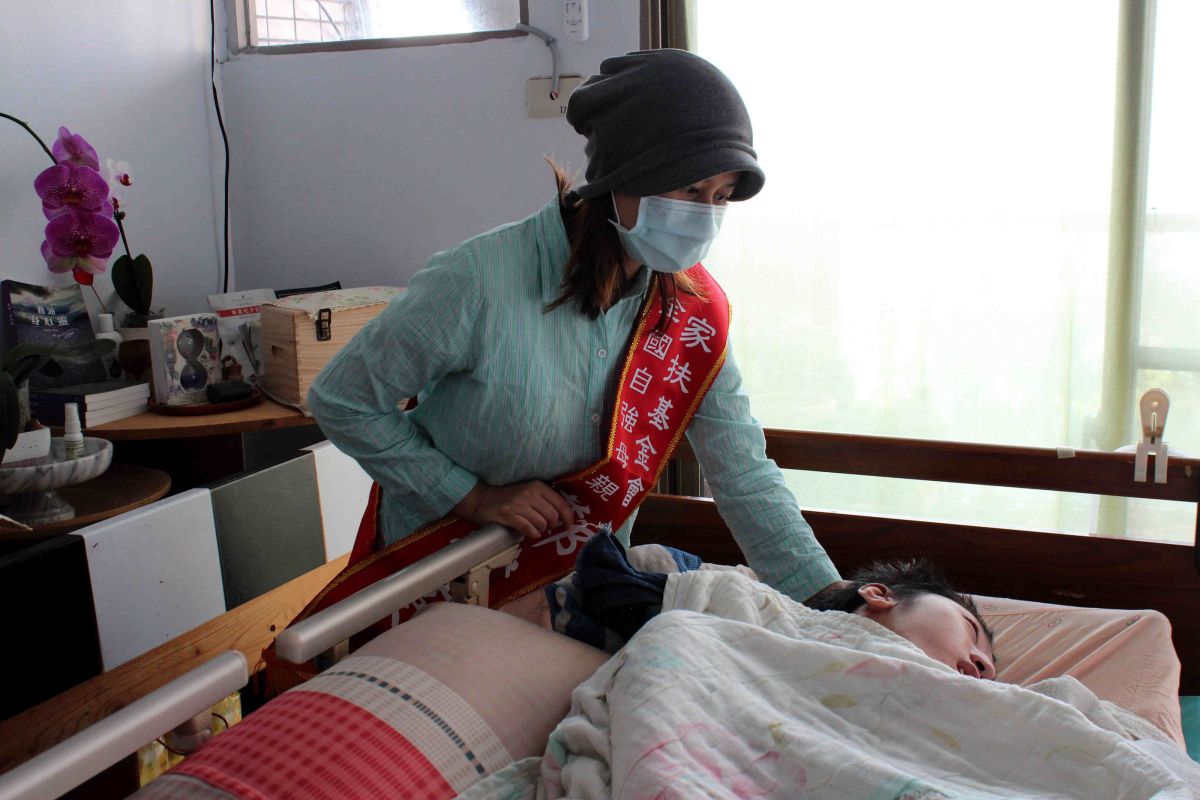 ▲鄭雅蔓用心照顧癱瘓臥床的大兒子及患有癲癇的小兒子，自立自強，精神堅毅。（圖/嘉義家扶提供，2020.04.27）