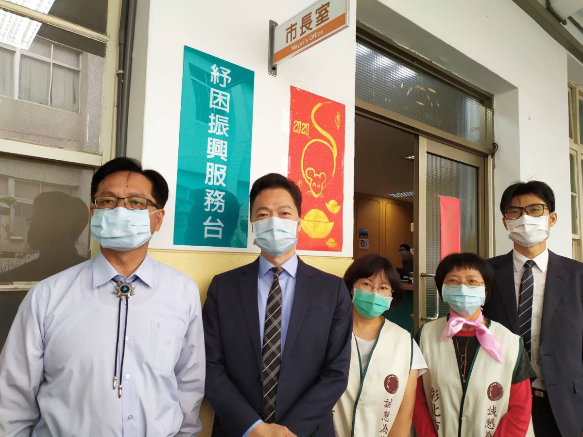 ▲彰化市在市長室成立紓困櫃台，市長林世賢表示，透過公所紓困專線，盼幫助中小企業及民眾度過經濟難關。（圖／記者葉靜美攝，2020.04.27）