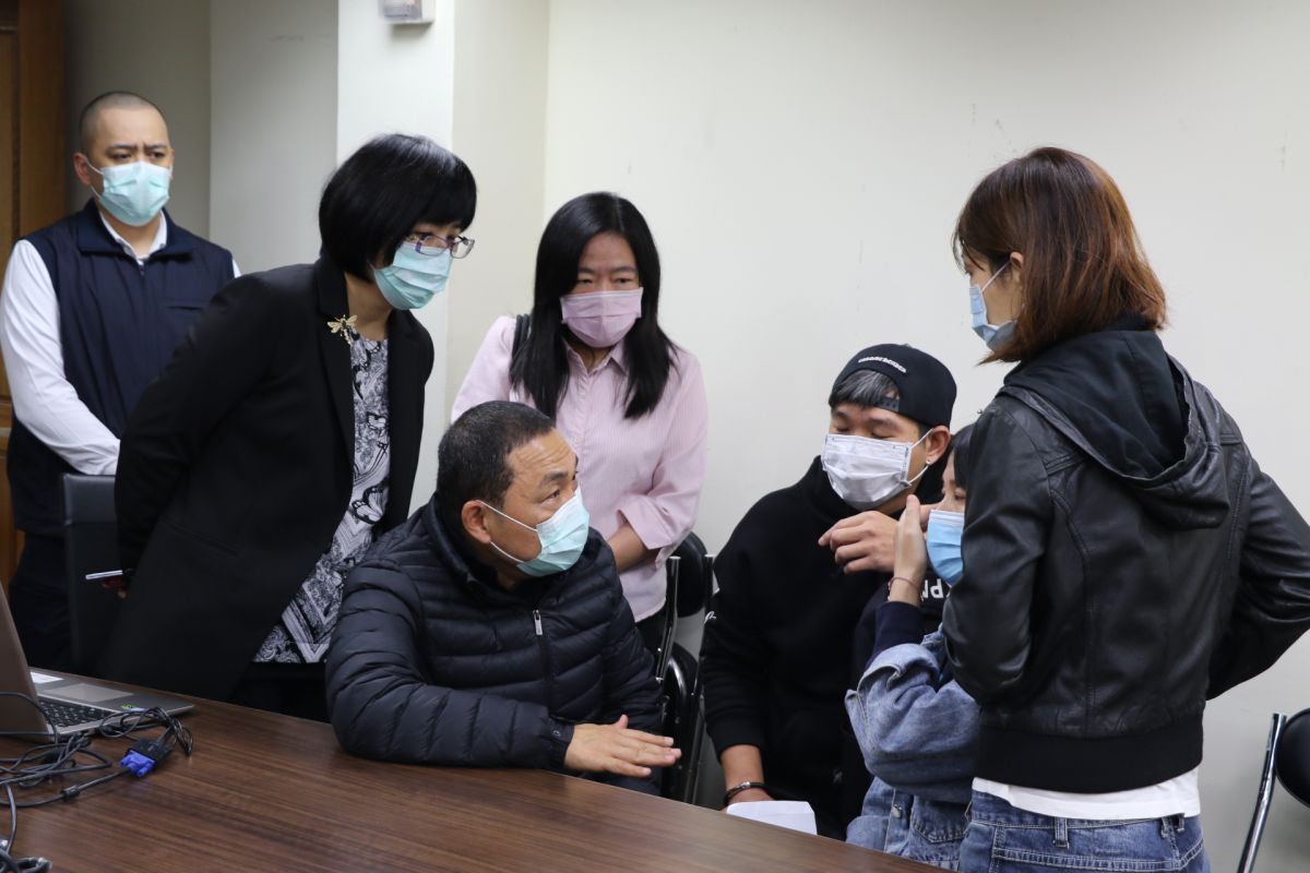 ▲新北市長侯友宜至板橋殯儀館慰問錢櫃KTV罹難家屬，除致贈3名罹難者各一萬元慰問金外，並允諾會全力協助家屬善後及求償法律協助。（圖／新北市社會局提供）