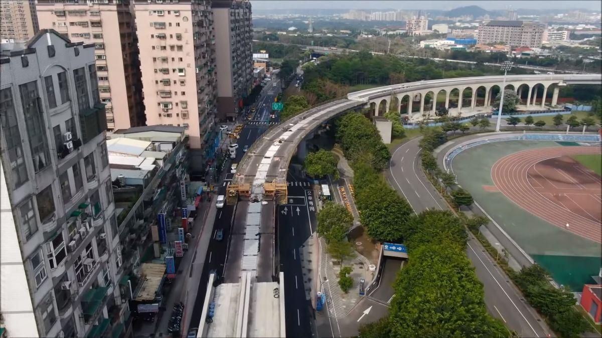 ▲捷運三鶯線LB05（龍埔站）至LB06（台北大學站）三峽區學成路，目前正進行下行線示範段鋼軌鋪設。（圖／新北市捷運局提供）