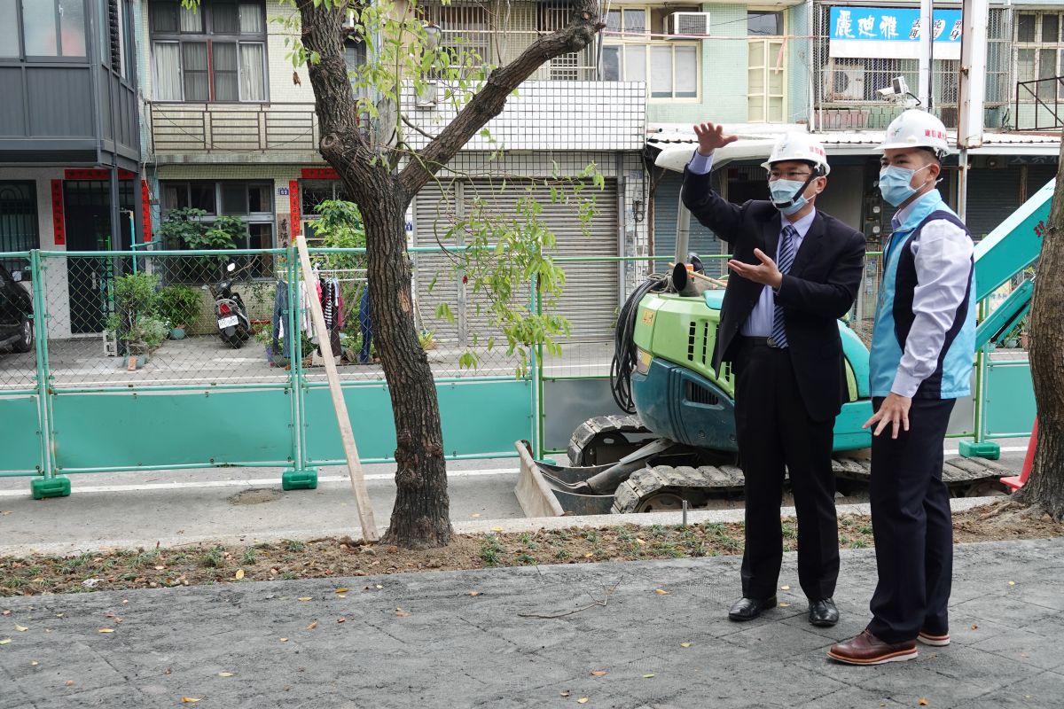 ▲鹿港鎮圖書館旁地坪及周邊設施改善工程施作了2個月，鹿港鎮長許志宏前往視察，叮囑還有一些收尾的工作，希望廠商確實認真完成。（圖／記者葉靜美攝，2020.04.27）