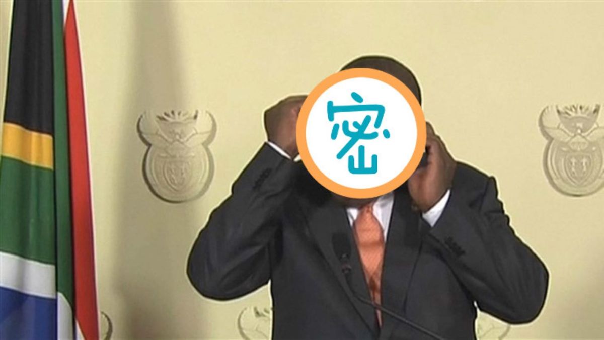 ▲南非總統日前示範戴口罩卻弄巧成拙。（圖／翻攝自推特）