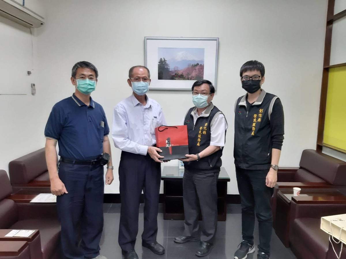 ▲彰化縣榮服處副處長陳介生偕同就業站同仁拜會三五橡膠廠股份有限公司總務部經理蔡春盛，洽談企業職缺媒合，協助有就業需求之退除役官兵及眷屬順利就業。（圖／記者葉靜美攝，2020.04.27）