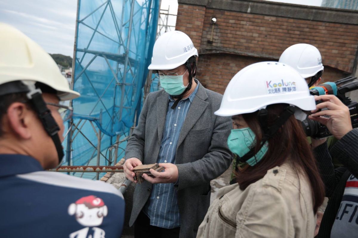 ▲基隆市長林右昌27日視察漁會正濱大樓的修復工程，並聽取文化局長陳靜萍(右)、施工單位簡報。（圖／基隆市政府提供）