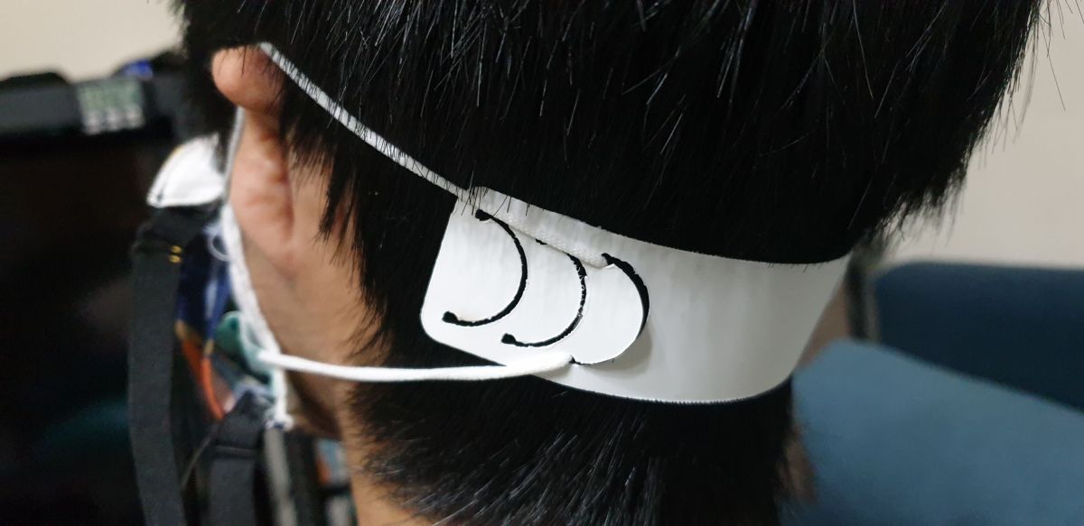 ▲新北市立永和國中D.school生活科技老師與學生發現小耳症的同學戴起口罩不方便，特別製作「口罩減壓帶」幫助同學。（圖／新北市教育局提供）