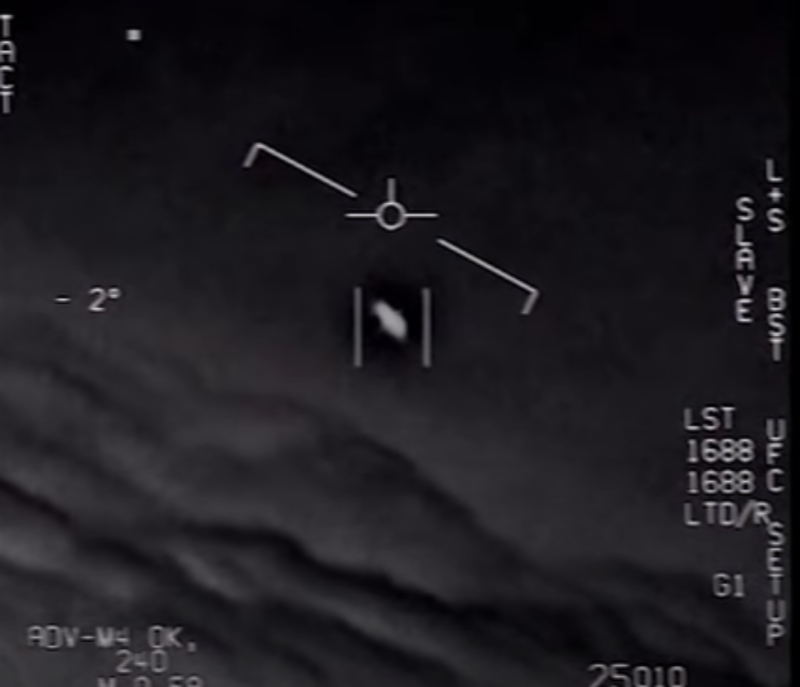▲美國國防部 27 日正式公布 3 段已流傳數年、疑似 UFO 現蹤的神秘影片。（圖／擷取自 Youtube 片段）