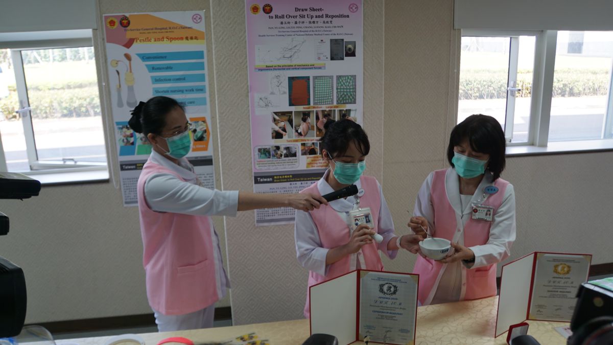 ▲三軍總醫院護理師發明的「魔藥匙」獲得國際發明「銀牌奬」。（圖／記者呂炯昌攝, 2020.4.28）