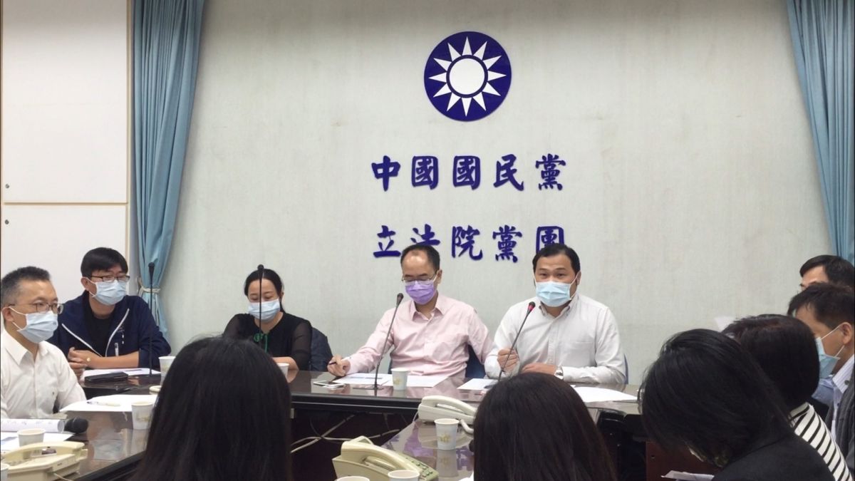 ▲國民黨立法院黨團28日召開澎湖縣政府協請中央部會紓困協調會，交通部同意放寬領隊、導遊、國民旅遊隨團服務人員補助標準，減免水域活動業者租金，並承諾振興國旅方案將有離島加碼補助。（圖／澎湖縣台北辦公室提供）