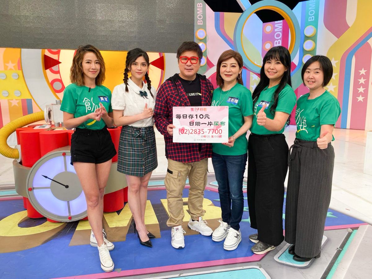 ▲王彩樺（右三）喊獎金全部捐出去，胡瓜（左三）贊聲個人加倍超霸氣，左起為黃瑄、瑪莉亞。（圖／衛視中文台）