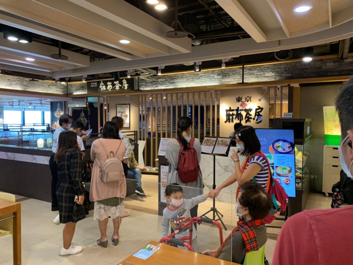 ▲台中廣三SOGO才開門，位於15樓的麻布茶房就出現排隊等候入場民眾。（圖／金武鳳攝，2020.4.28)