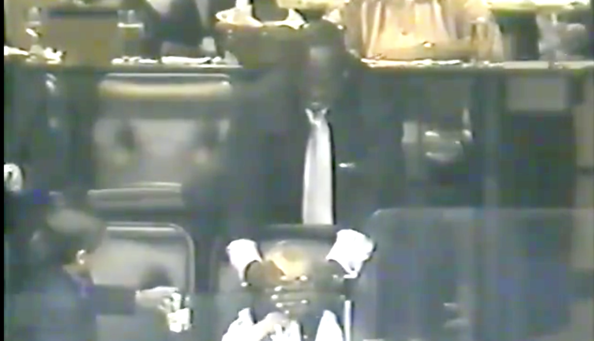 Michael Jordan當年在場邊逗弄的小女孩，竟是奧運5金女將Katie Ledecky。（圖／截自Katie Ledecky推特）