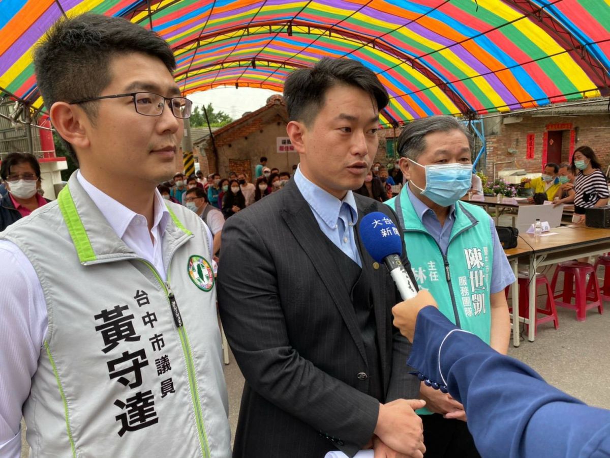 立法委員陳柏惟和市議員黃守達等人，針對龍井區龍津里蚵竂社區 110 戶既有建築改良物之被訴法院拆屋還地事宜，召開公聽說明會。▲(圖／柳榮俊翻攝2020.4.28)