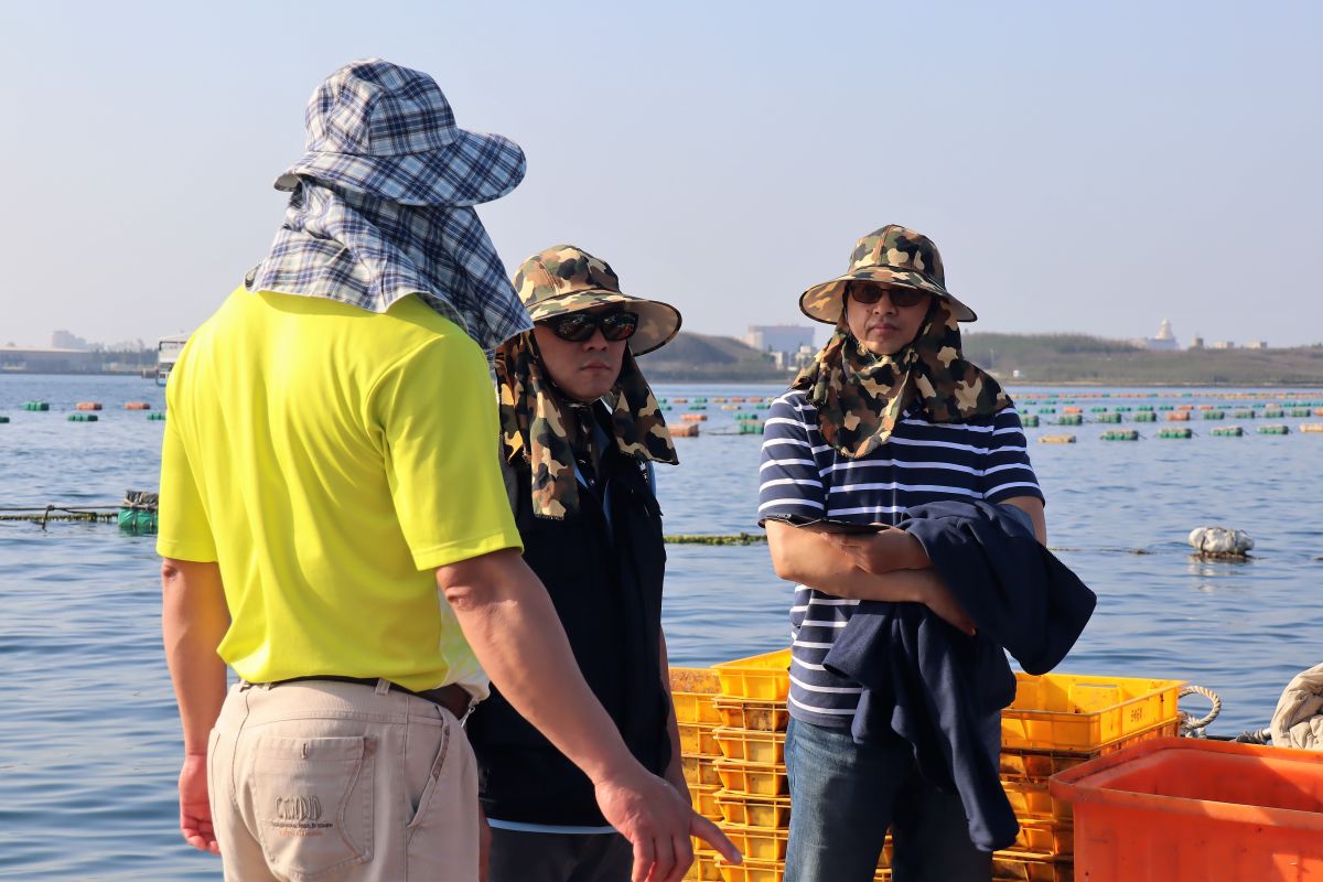 ▲澎湖縣政府農漁局協助來自新竹科學園區的業者，參訪澎湖優鮮的養殖場，希望建立電商平台幫助澎湖魚「人進不來、貨出得去」。（圖／記者張塵攝，2020.04.28）