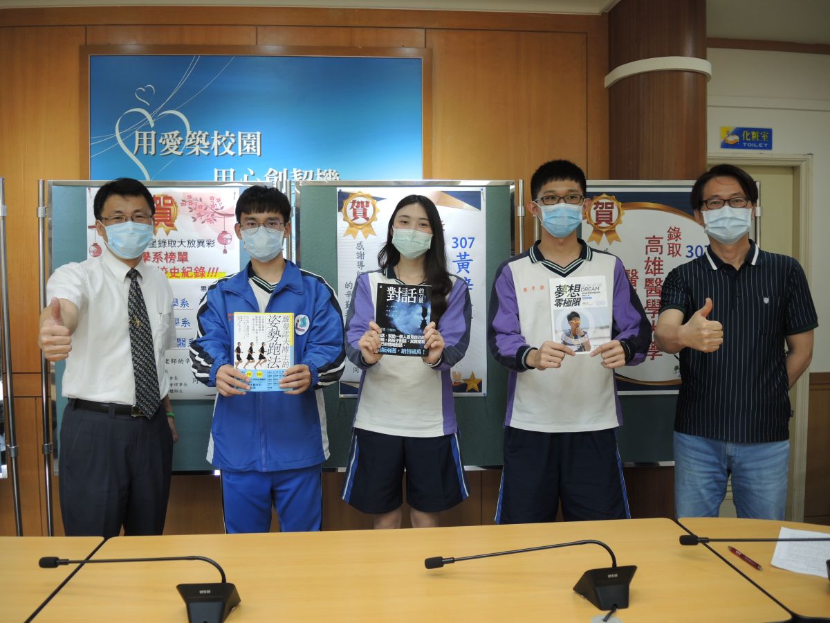 ▲109年大學繁星第8類放榜，溪湖高中一口氣有3位同學錄取醫學系，今年再創校史最佳紀錄，校長楊豪森勉勵三位準大學生。（圖／記者陳雅芳攝，2020.04.28）