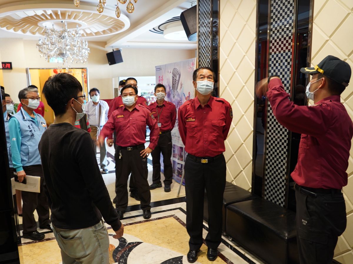 ▲消防局長帶隊加強稽查視廳歌唱場所。（圖／金門縣消防局提供）