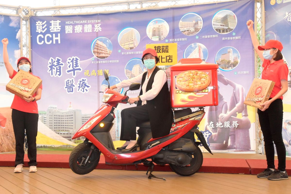 ▲縣長王惠美化身一日外送員，前往彰化基督教醫院轉達縣民的感謝。（圖／記者陳雅芳攝，2020.04.28）