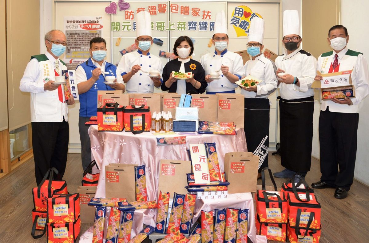 ▲用愛包圍受虐兒，張麗善防疫溫馨包贈家扶，開元與偉哥上菜齊響應。（圖／記者蘇榮泉攝，2020.04.28）
