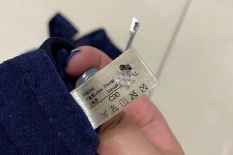 ▲女孩穿內衣赫見標籤上有「珍珠」。（圖／翻攝爆怨公社）