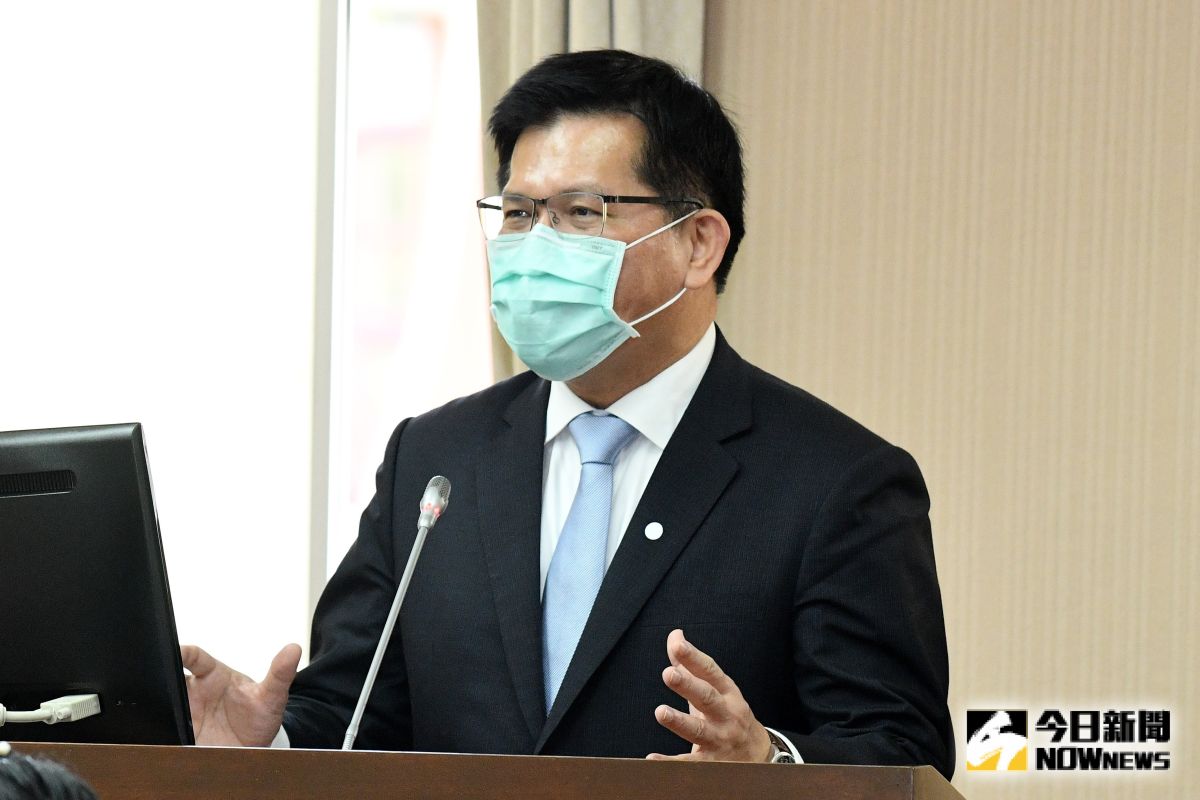 ▲針對航空業紓困，交通部長林佳龍表示， 500 億專案融資預計 4 月底前會撥款。（圖／記者林柏年攝，2020.04.29）