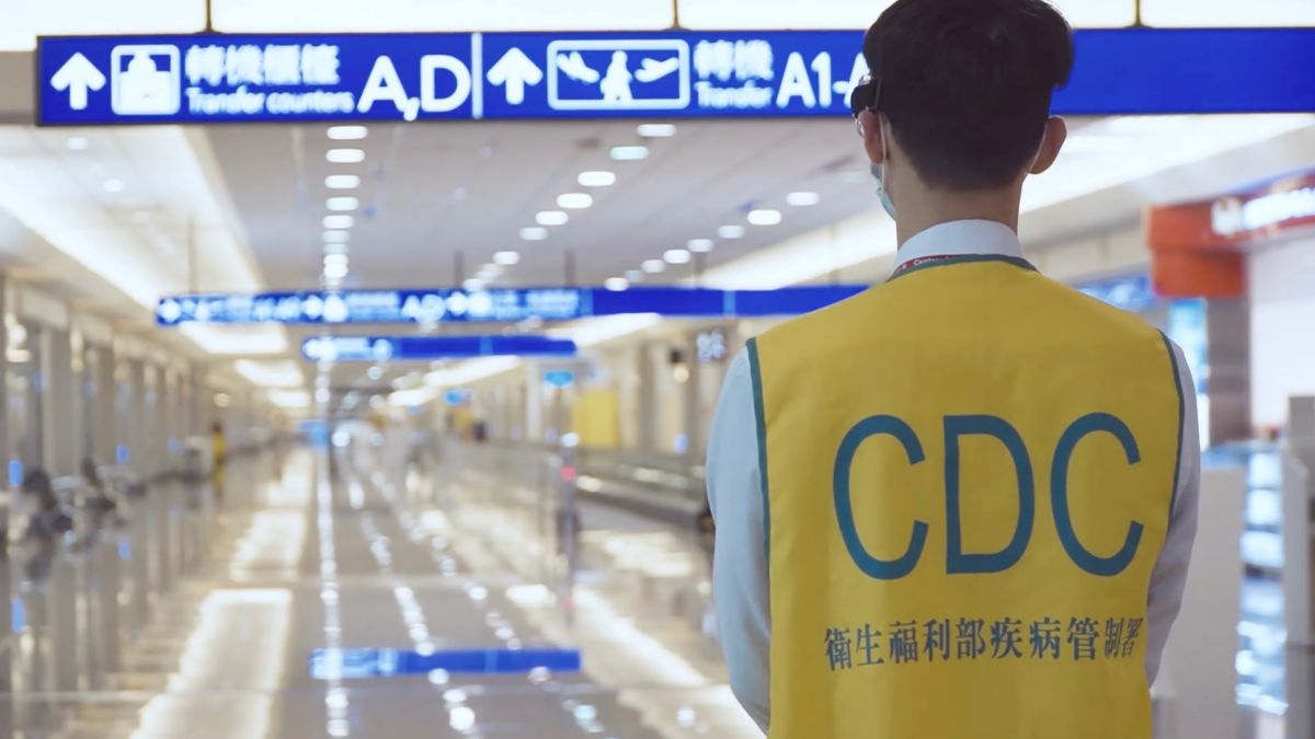 ▲中央流行疫情指揮中心成立滿百日，交通部長林佳龍在臉書公布一段 1 分 32 秒影片，要向每一位防疫英雄致敬。（圖／交通部）