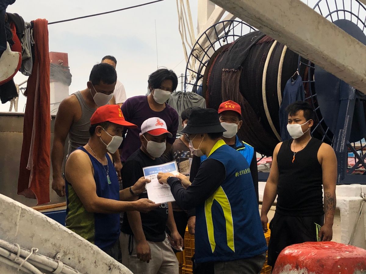 ▲新北市政府漁業處進一步推動漁港防疫2.0，以多國語言文宣加入強化外籍漁民外出管理，並宣導漁船主主動協助外籍漁民取得口罩及休假控管。（圖/新北農業局提供）