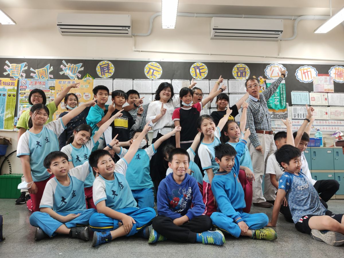 ▲新竹市政府今年補助26所學校安裝冷氣，圖為大庄國小完成班班有冷氣的安裝，學生很開心。(記者金祐妤攝,109.4.29)