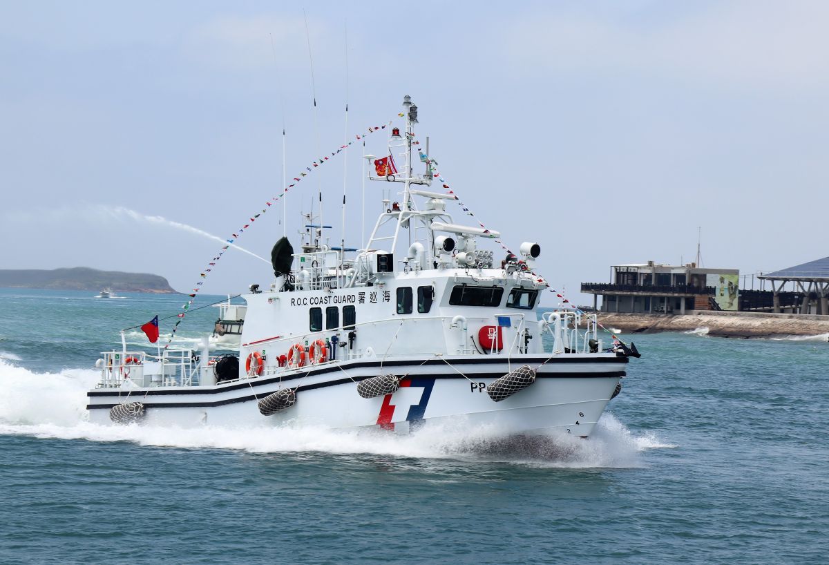 ▲海巡署艦隊分署新造3583艇由澎湖子弟蔡長壽艇長帶隊進駐澎湖，立即投入海上巡緝與防疫工作，由於這艘海巡艇吃水較淺，十分適合在一些小離島穿梭巡航。（圖／記者張塵攝，2020.04.29）