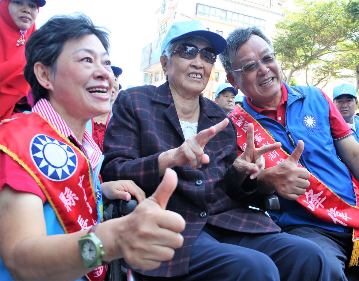 ▲澎湖縣長賴峰偉母親賴胡味女士28日晚間辭世，享壽89歲，29日上午移靈至菊島福園。（圖／記者張塵攝）