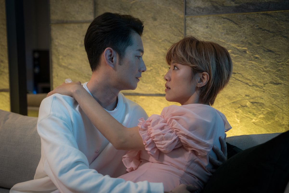 ▲張允曦（右）跟周詠軒有曖昧互動。（圖 / 東森提供）