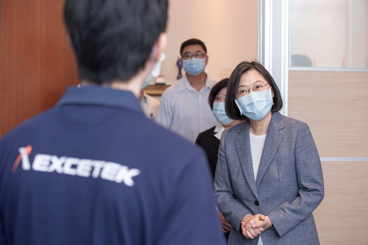 蔡英文總統28日訪視勞動部「充電再出發訓練計畫」。（圖/總統府提供）