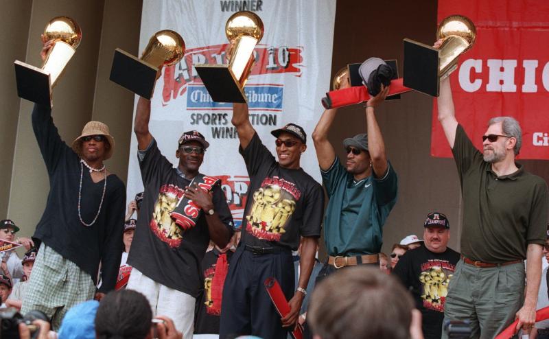 公牛王朝成員高舉冠軍獎盃慶祝，左起：Dennis Rodman、Michael Jordna、Scottie Pippen、Ron Harper、Phil Jackson。（圖／美聯社／達志影像）