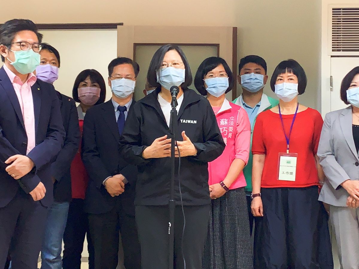 ▲針對台灣已連續4天零確診，蔡英文開玩笑表示，昨天晚上獲知後心情蠻好，「所以我的兩隻貓有宵夜可以吃了！」（圖／記者宋原彰攝，2020.04.29）