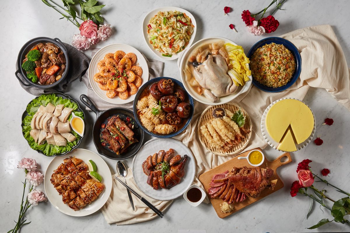 ▲今年百貨母親節檔期加碼行銷，推出有驚無險保庇券，且適用於所有餐廳業種。圖為饗食天堂首度推出的母親節外帶套餐，內含豬腳、雞湯與蛋糕。(圖／饗食天堂提供)