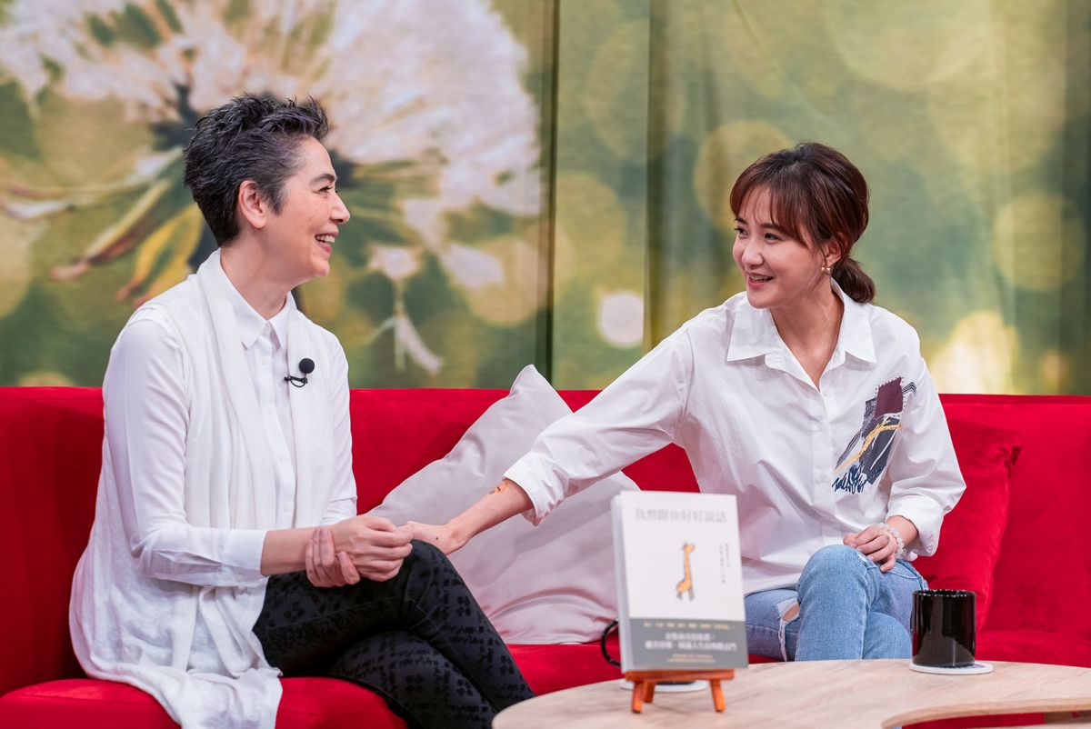 ▲賴佩霞（左）和何妤玟一起上節目。（圖／MOMOTV提供）