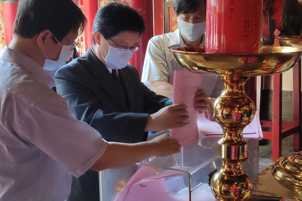 ▲校長與教務主任、秘書敬呈高三學准考證。（圖／記者洪佳攝,2020.04.29）