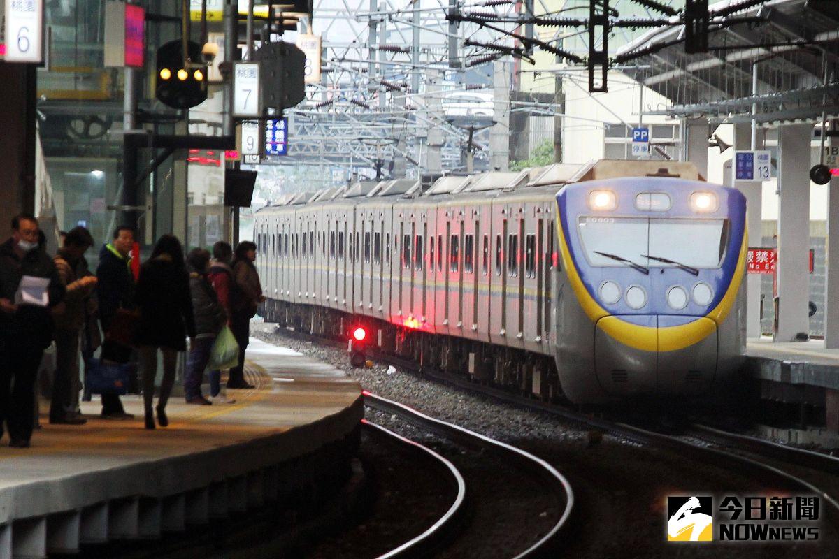 ▲台鐵因預算不足積欠員工加班費，台灣鐵路產業工會（產工）今（ 4 ）日率領超過 60 名員工赴交通部抗議，要求儘速發放加班費並補足預算。（示意圖／NOWnews資料圖片）