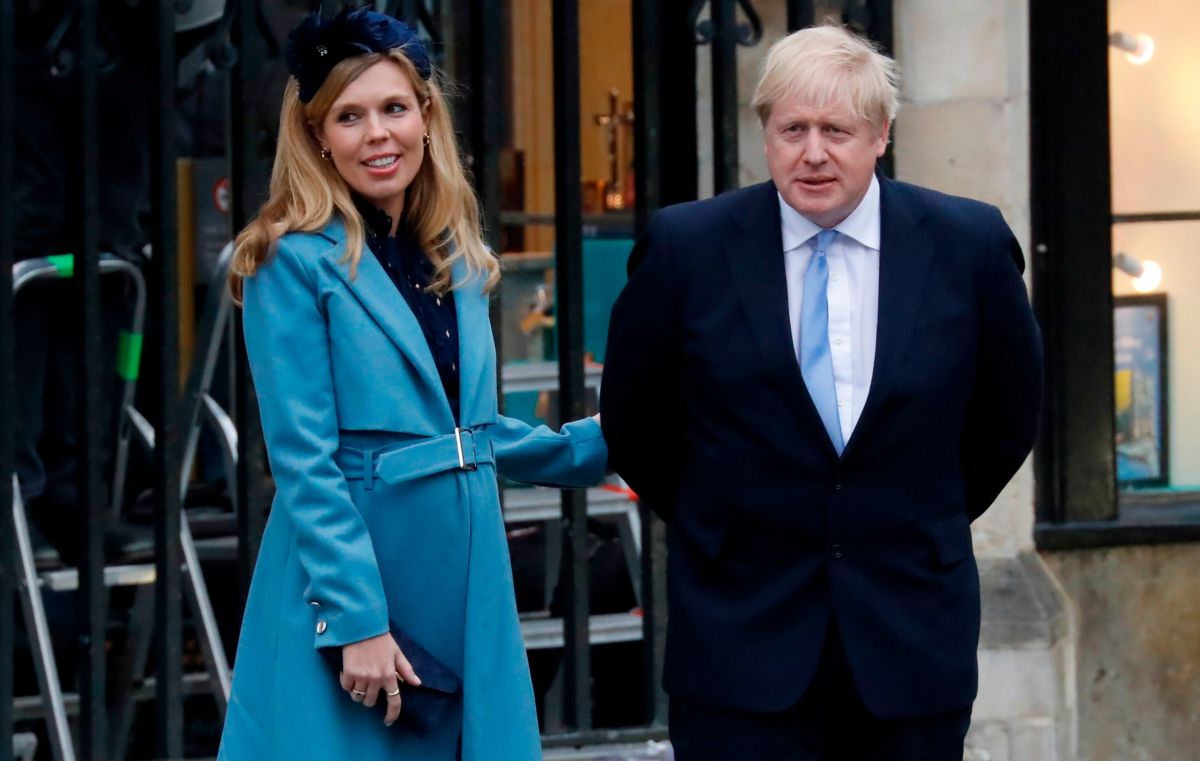 ▲英國「太陽報」今天報導，首相強生（Boris Johnson）和未婚妻席孟茲（Carrie Symonds）已將喜帖寄送親朋好友，預定2022年7月30日舉行婚禮。（圖／翻攝自太陽報）